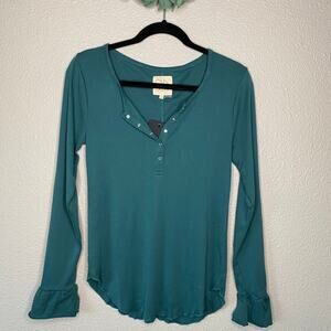 Chaser Henley Long Sleeve Snap Lettuce Curved Hem Womens Blouse Medium